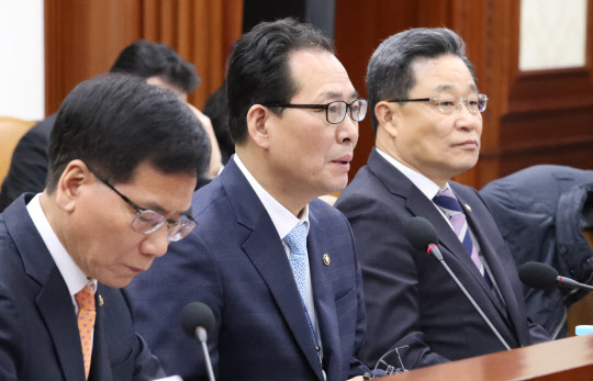 고형권(가운데) 기획재정부 1차관이 5일 오전 서울 세종로 정부서울청사에서 열린 최저임금 태스크포스(TF) 회의를 주재하고 있다. /연합뉴스